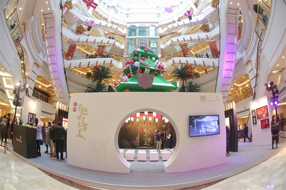 此次展览的作品由国际著名时尚摄影师韦来为萃雅独家创作,展览用春绿、夏红、秋金、冬白四种颜色,演绎穿越四季的概念;正如我们的萃雅密集修护精华一样,通过传统中草药和现代护肤科技的结合,帮助肌肤在四季更替中修复、固本、焕新,同出一辙的东方美。