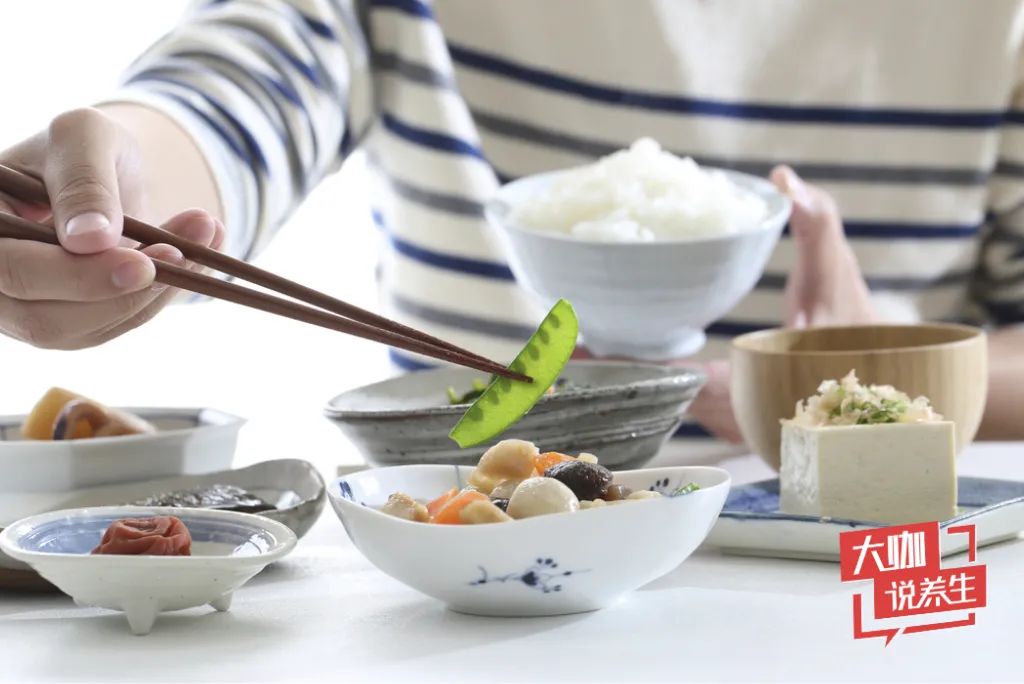 但是这种不按时吃饭的习惯,挑战的不只是身材,还有整体的身体健康