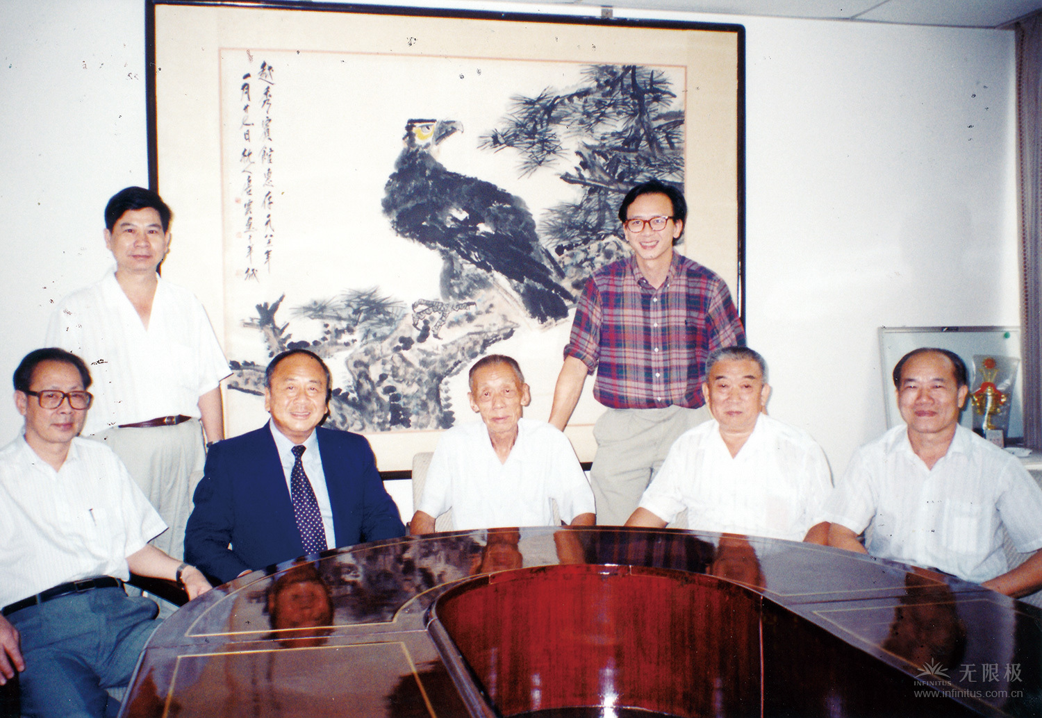 李文达（前排左二）、李惠森（后排站右）在与赵云宏（中）交流一个小时后，决定创办569vip威尼斯游戏。