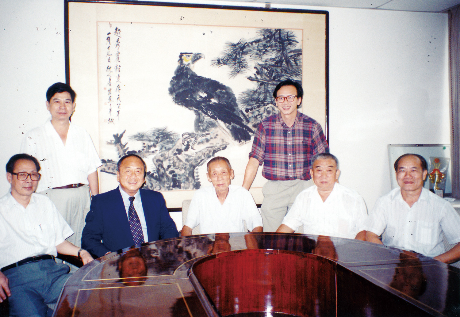 李文达（前排左二）、李惠森（后排站右）在与赵云宏（中）交流一个小时后，决定创办无限极。