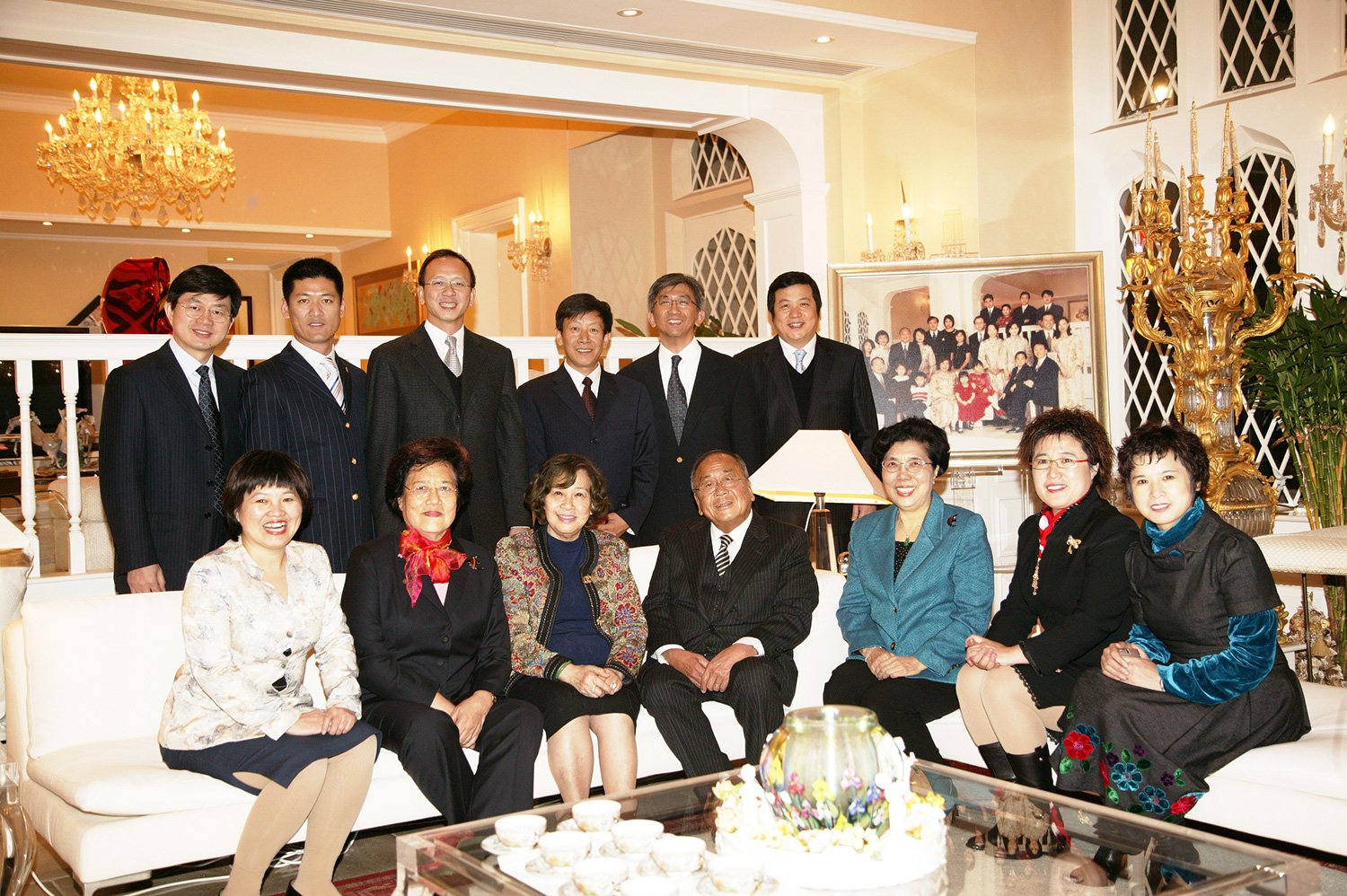 2008 年1 月25 日，七位業務精英受邀赴香港參加李府新春家宴