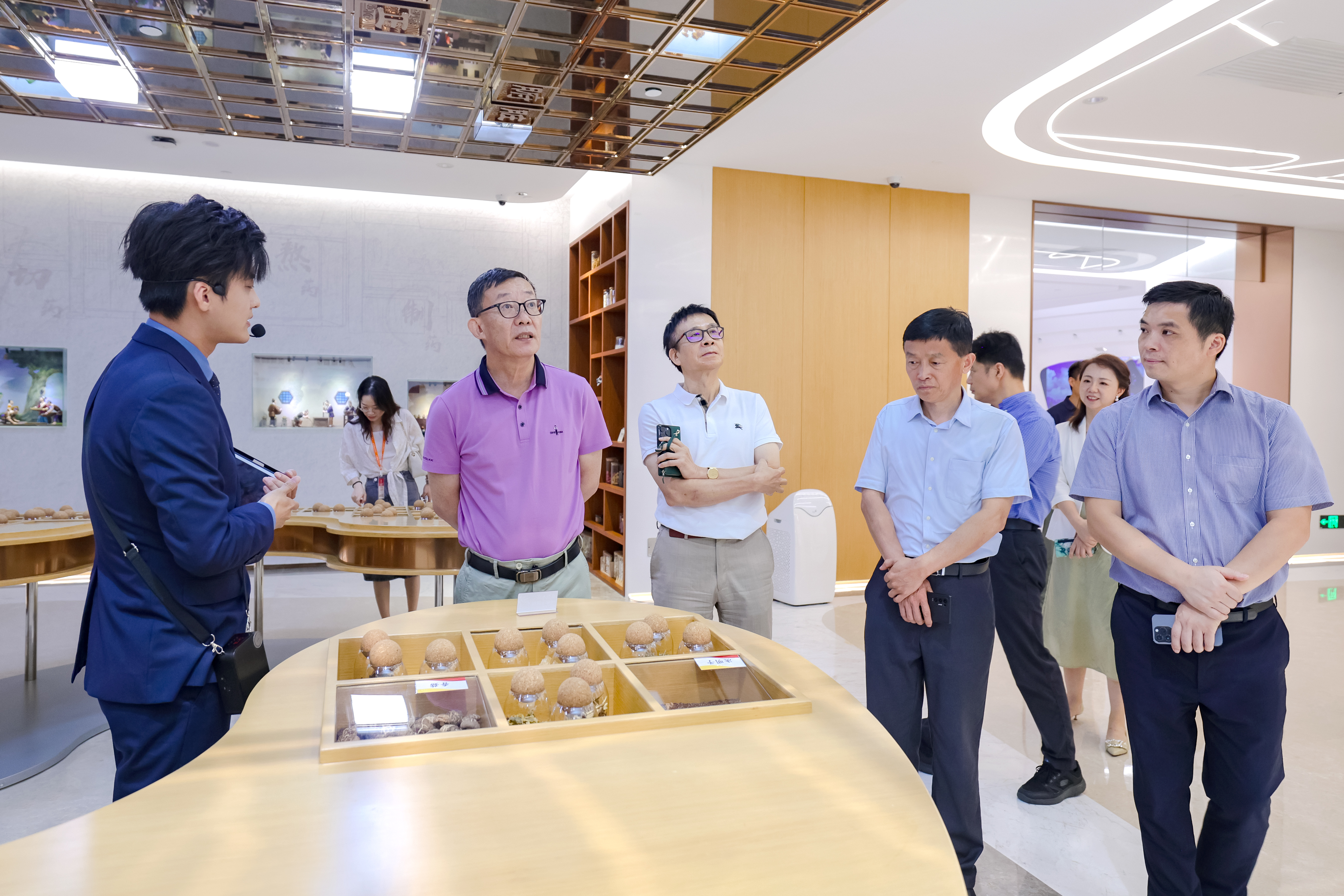 无限极微刊-嘉宾参观-2025-0812推文插图-粤港澳大湾区草本延衰科技及产业转化研讨会