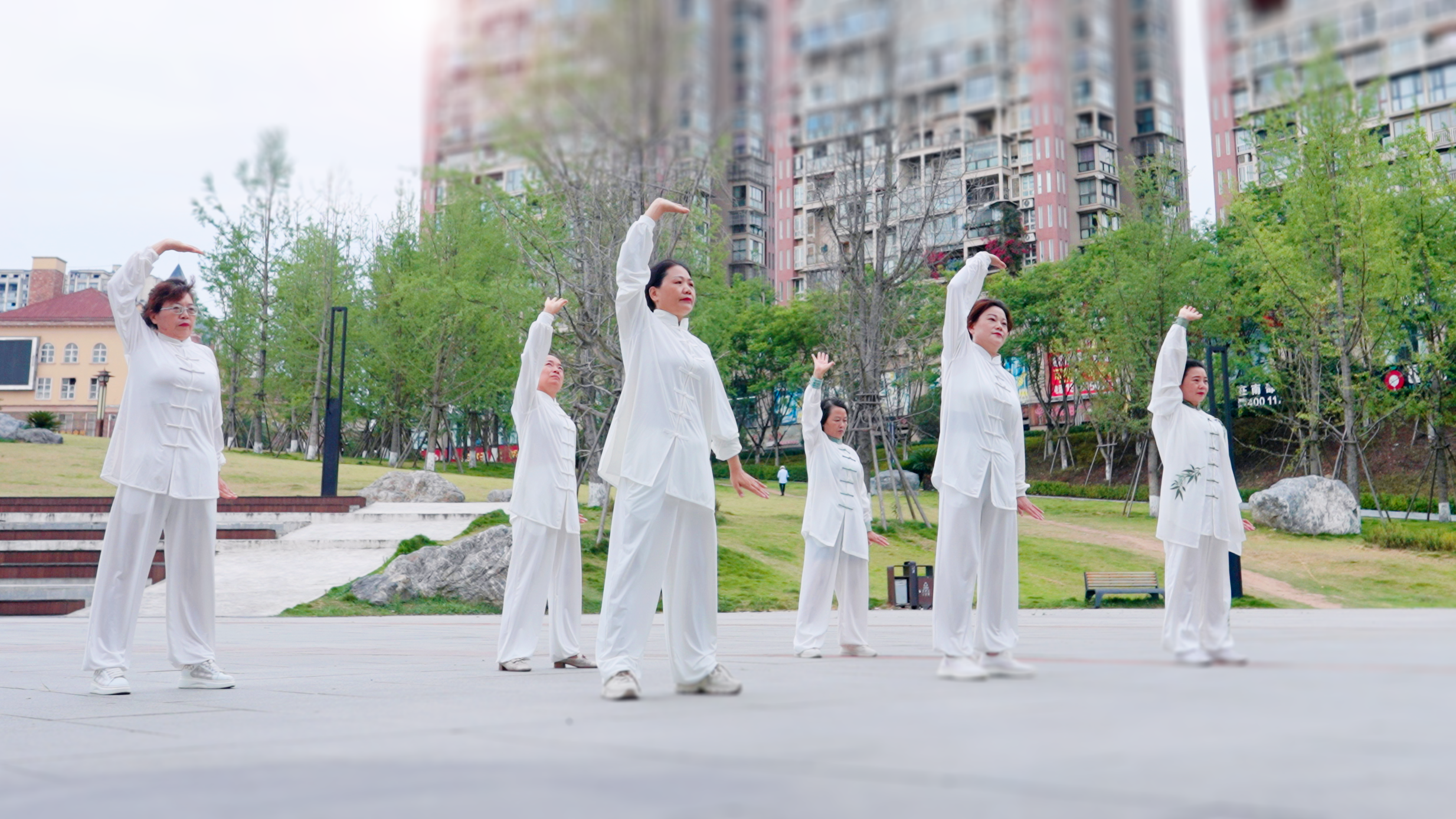 无限极微刊-活动现场4-2025-1012-羊城晚报丨八段锦进社区！家门口练出“平衡感”