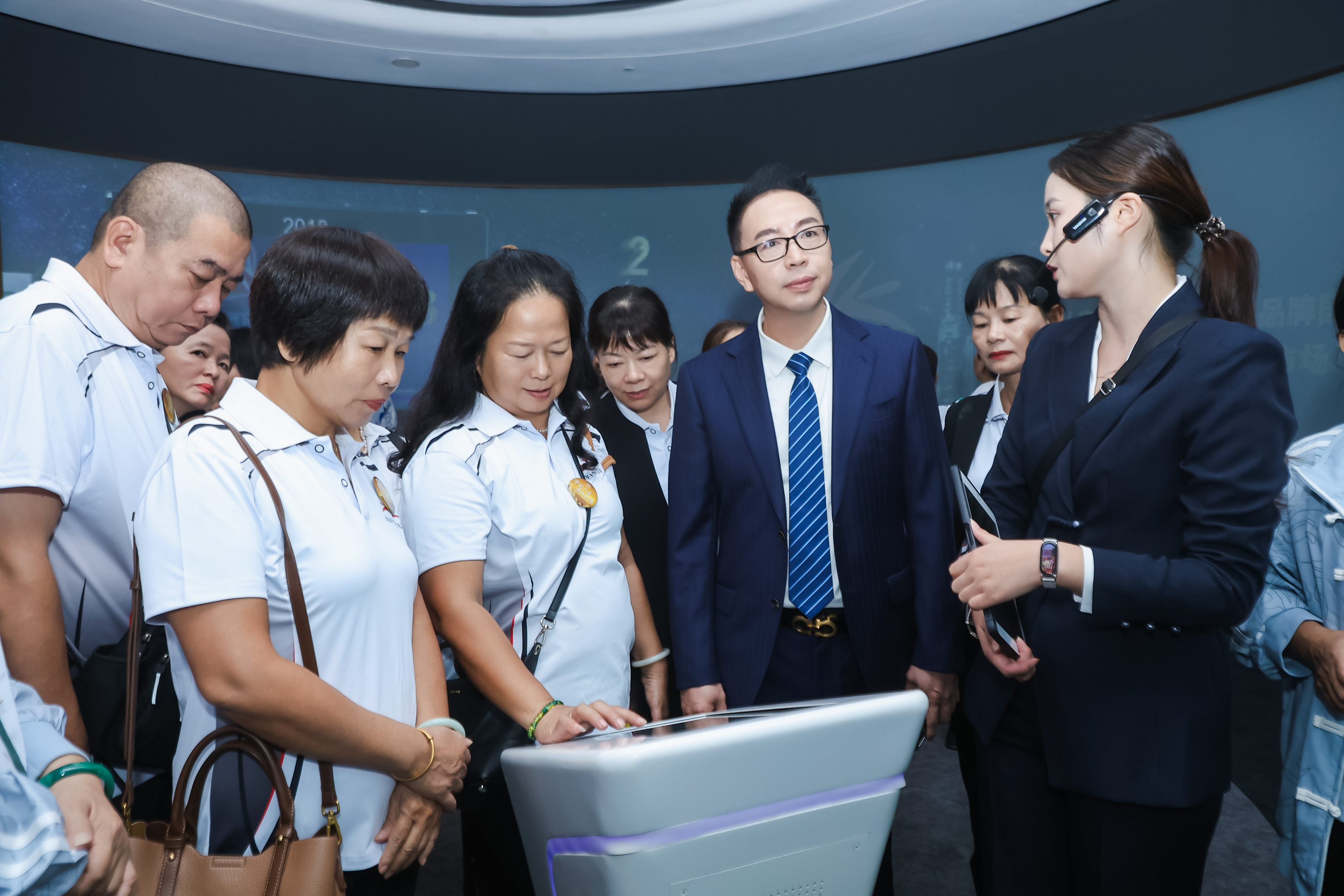 无限极微刊-活动现场5-2025-1102-梦想终有回响！直击2025无限极新晋业务总监闪耀时刻