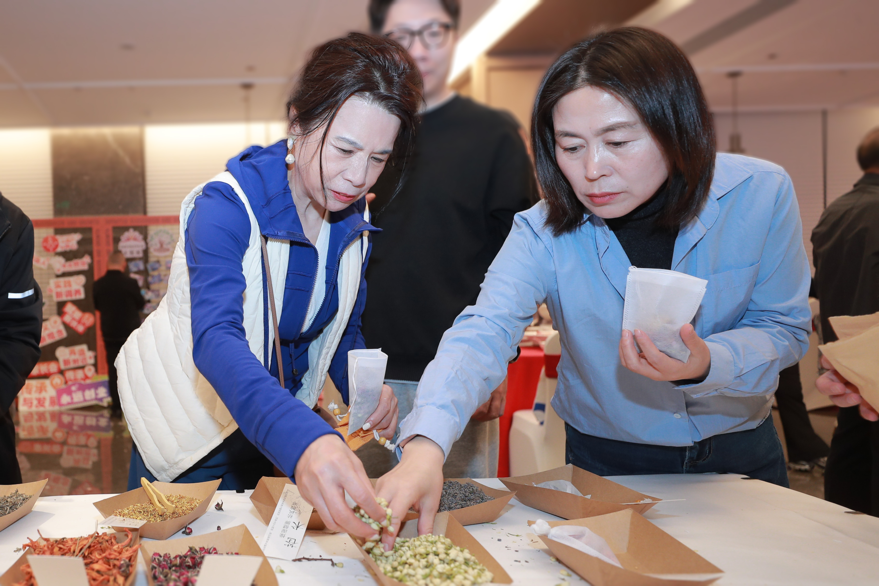 无限极微刊-活动现场5-2025-1125-在长沙，我们继续这场关于传承的对话