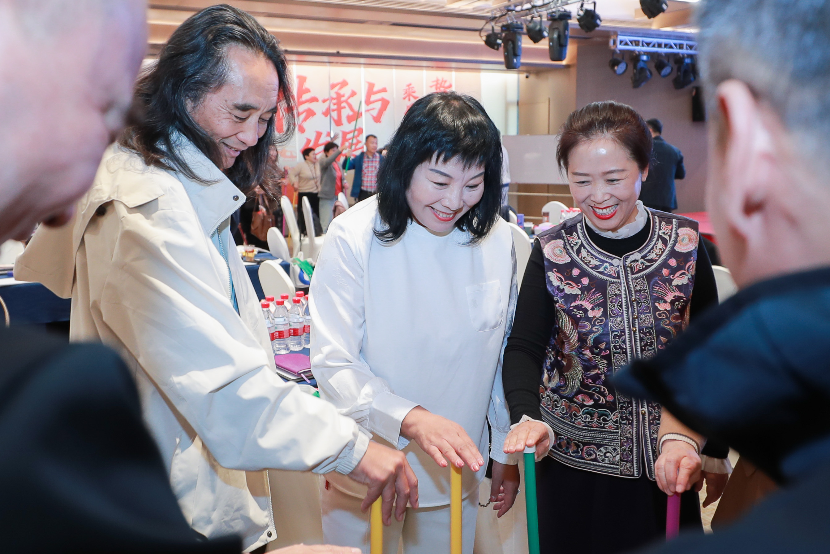 无限极微刊-活动现场12-2025-1125-在长沙，我们继续这场关于传承的对话