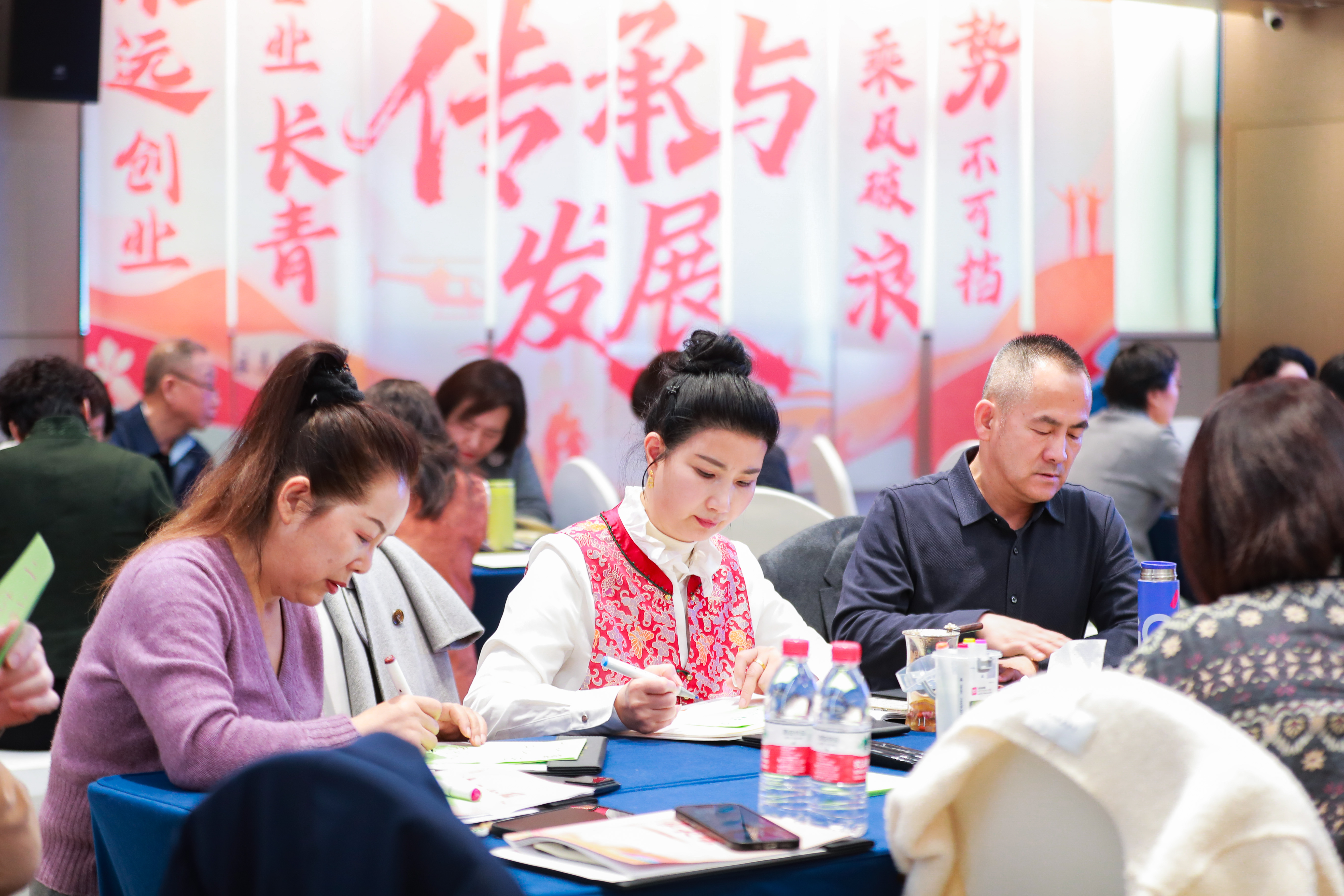 无限极微刊-活动现场14-2025-1125-在长沙，我们继续这场关于传承的对话