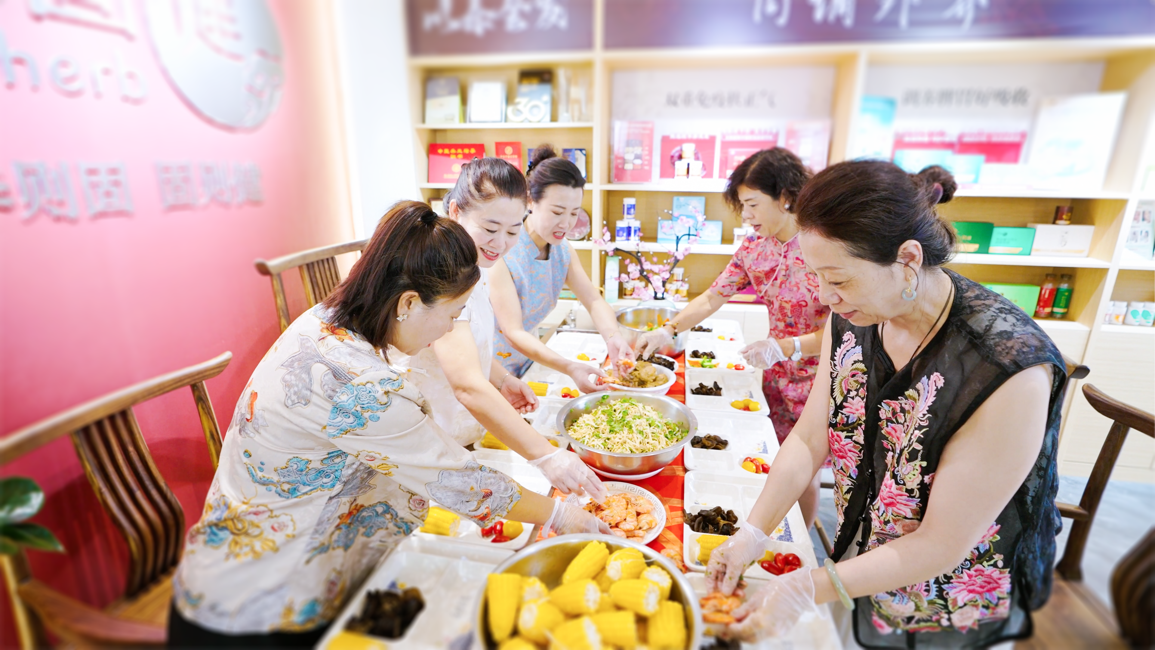 无限极微刊-活动现场1-2025-1127-旗袍、八段锦、轻食实验室，这个“客厅”藏着生活的N种可能