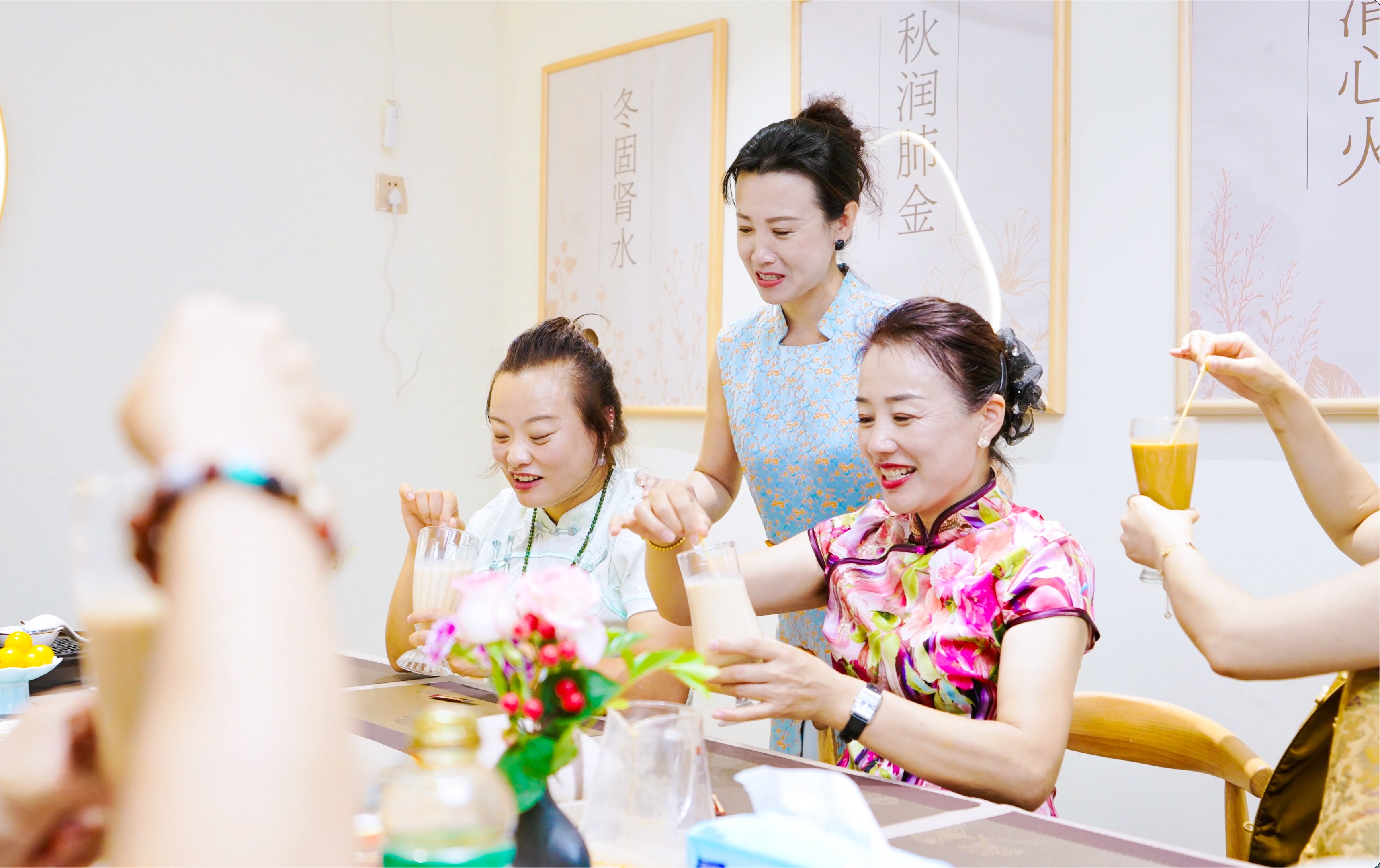 无限极微刊-封面图-2025-1127-旗袍、八段锦、轻食实验室，这个“客厅”藏着生活的N种可能