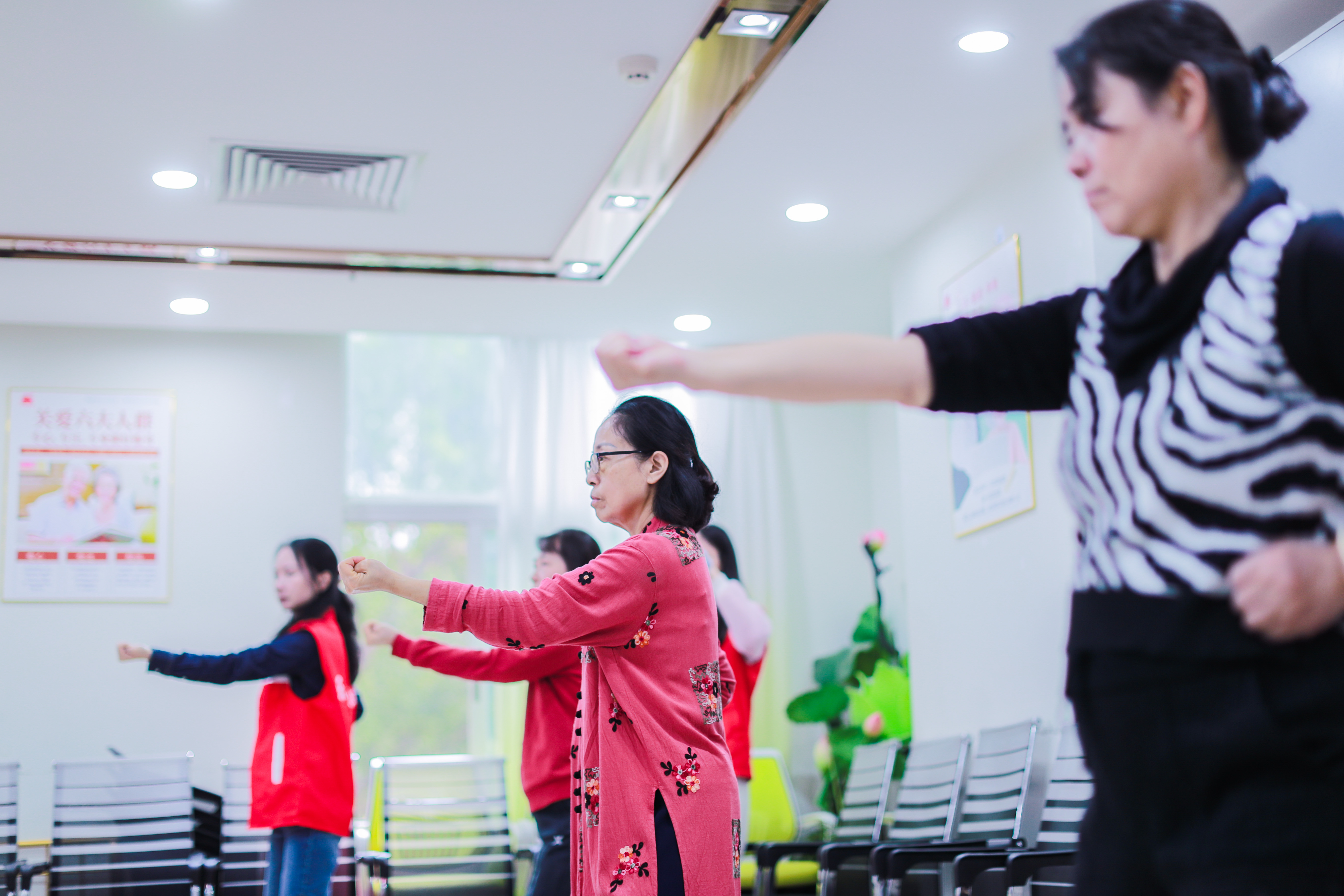 无限极微刊-志愿服务活动现场1-2026-0210推文插图-23271小时的坚守，让公益暖在邻里间