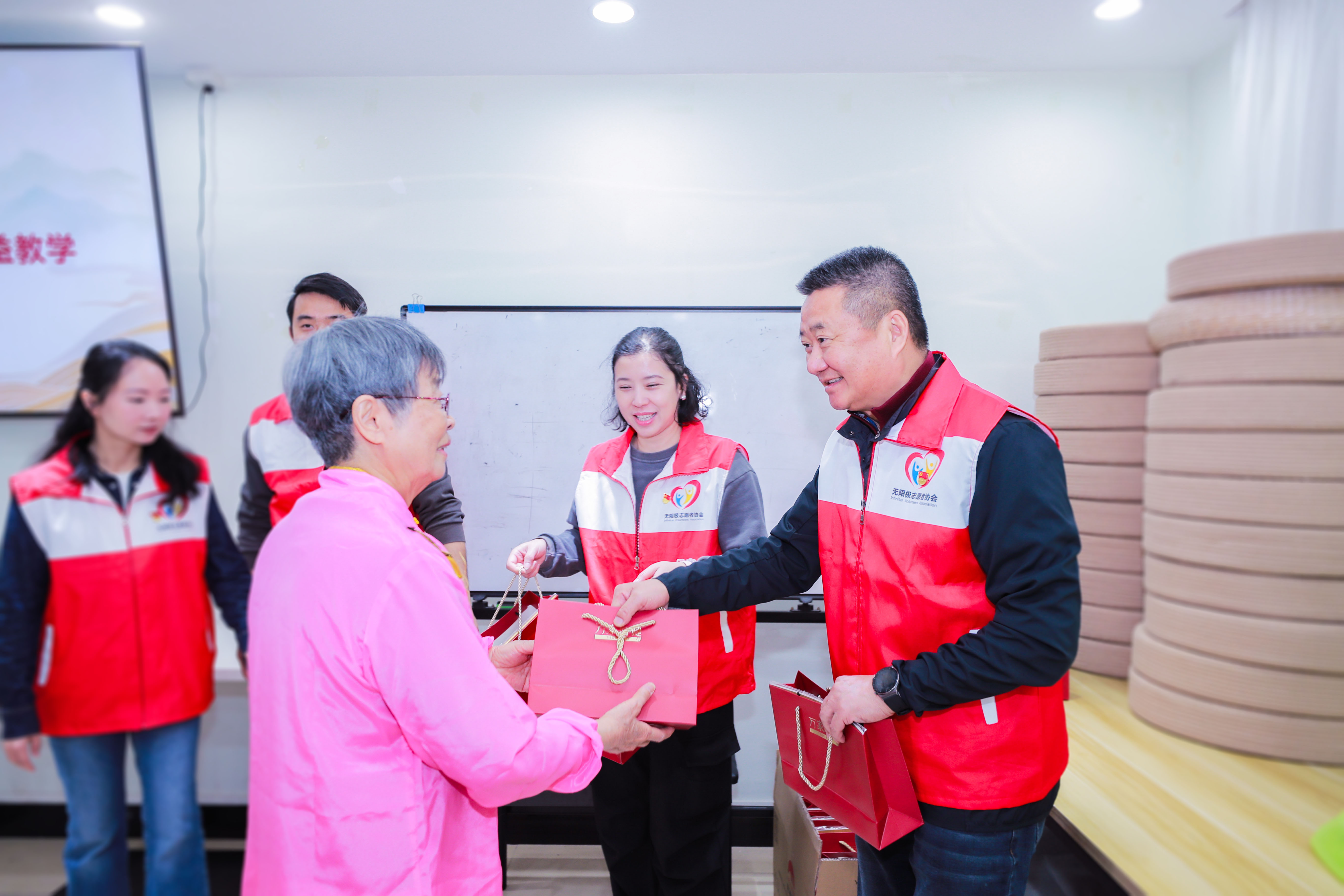 无限极微刊-志愿服务活动现场3-2026-0210推文插图-23271小时的坚守，让公益暖在邻里间